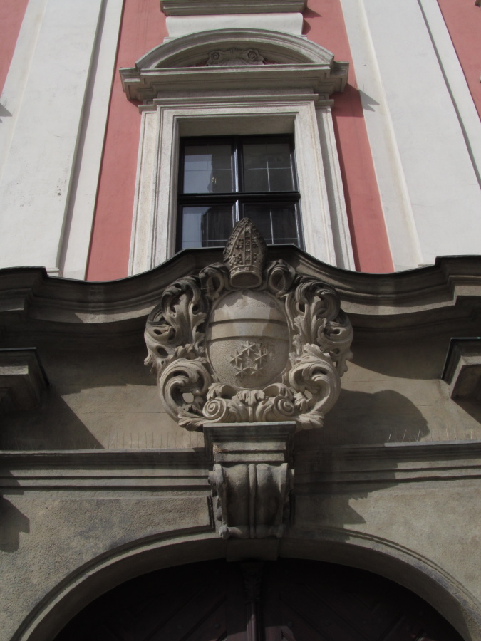 Plzeň_P_znak na budově Biskupství plzeňského
