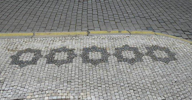 Praha 1 Hradčany_hvězdy před vojenským kostelem