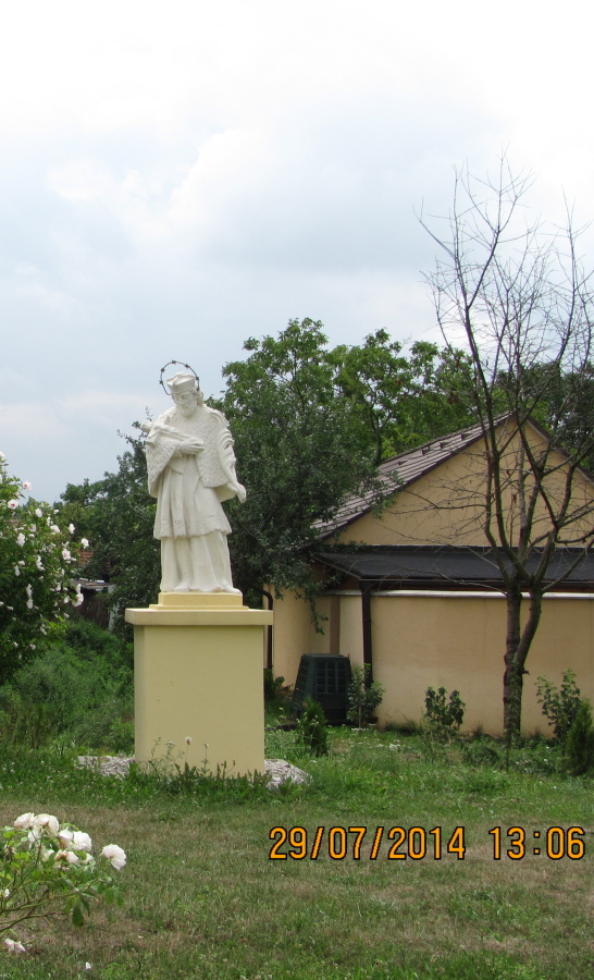 Slovensko Štefanov,socha_sv.JN_u_kostela