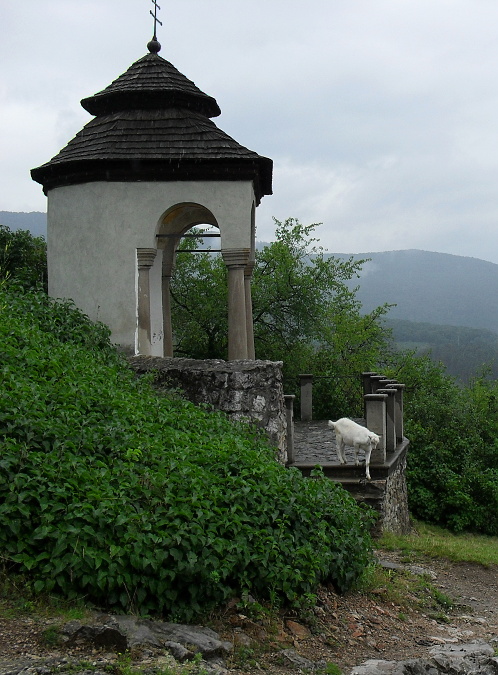 Slovensko Krásna Horka_kaple_sv.JN_před_hradem