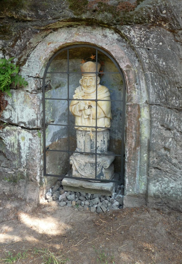 Mladějov_H_Doly u Dolního mlýna na Žehrovce,u Jičína_nově opravená socha 2015