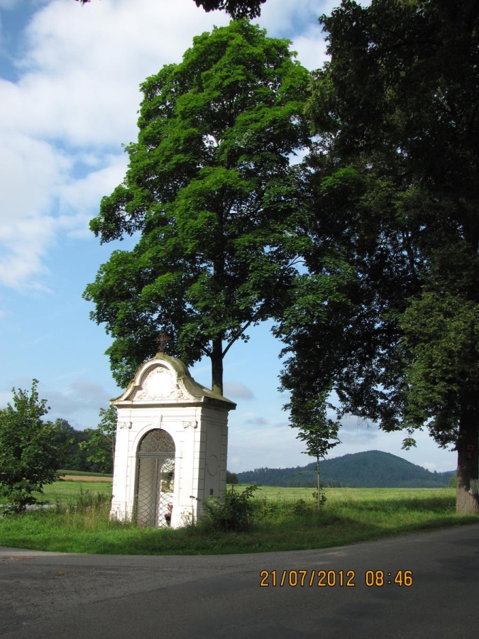 Vatěkov_S_část obce Václavice_kaplička_u_rozcestí_nad_Konopistským_rybníkem