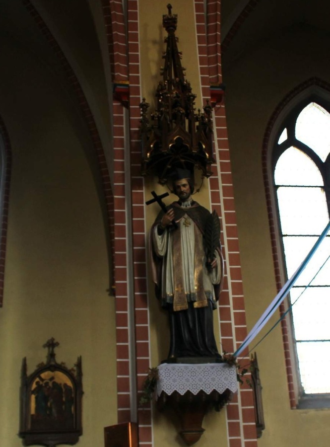 Polsko Branice_soška,kostel Nanebevzetí Panny Marie