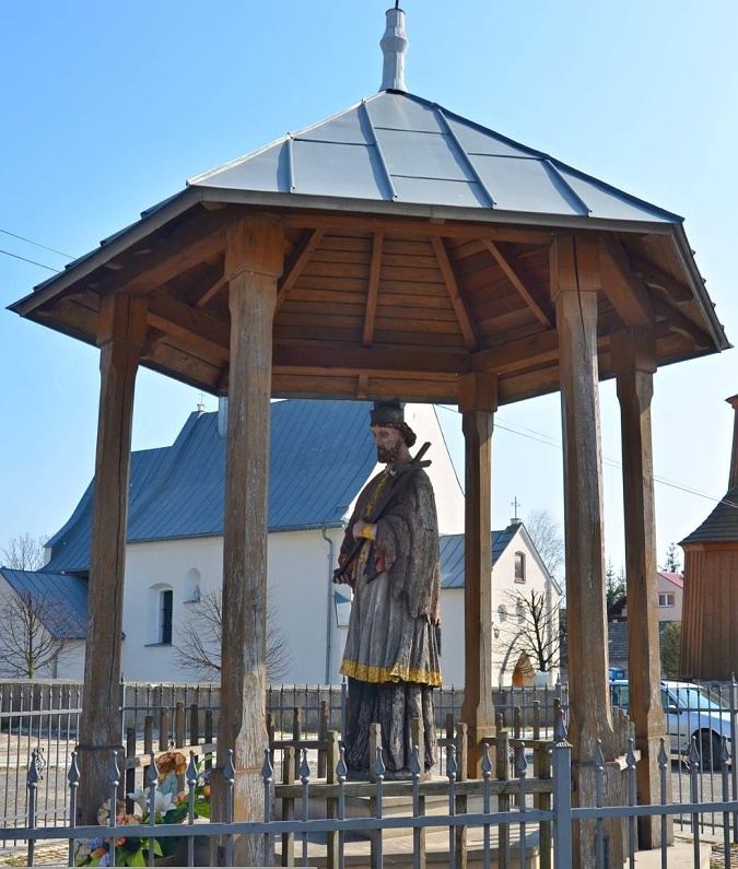 Polsko Sieciechowice_část obce Iwanowice,u kostela sv.Andreje