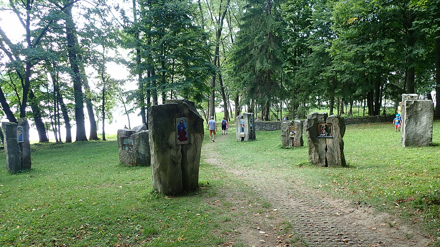 Slovensko Námestovo_Slanický_ostrov,Orava_reliéfy_svatých_na_sloupech_vlevo_kostela